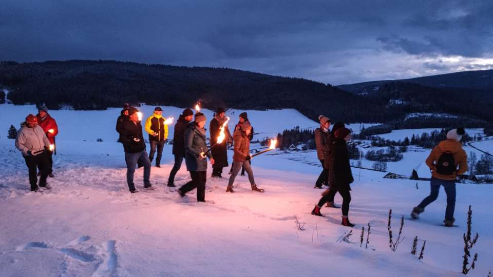 Mitarbeitende bei der Fackelwanderung