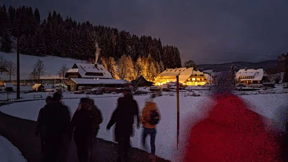 Mitarbeitende bei der Fackelwanderung